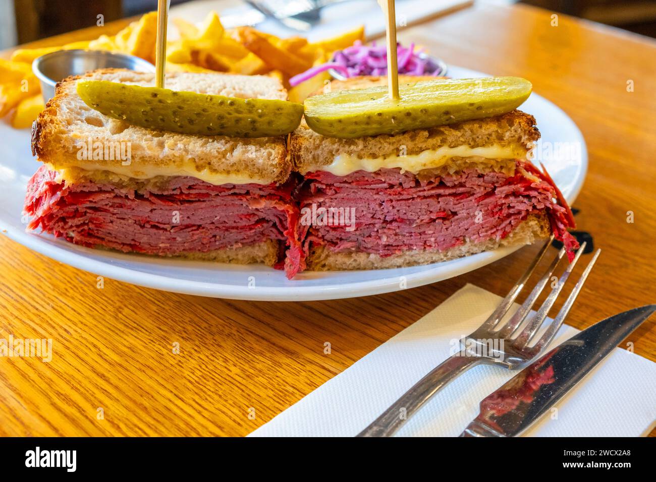 Francia, Parigi, il ristorante in stile newyorkese Schwartz's Delicatessen, il panino Pastrami, cucina ebraica in stile kosher Foto Stock