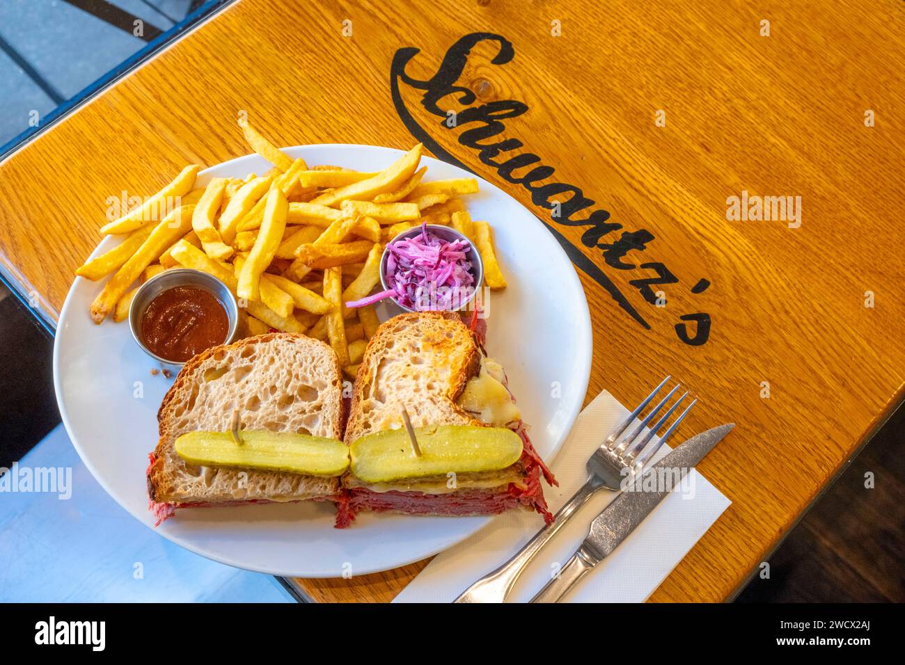 Francia, Parigi, il ristorante in stile newyorkese Schwartz's Delicatessen, il panino Pastrami, cucina ebraica in stile kosher Foto Stock