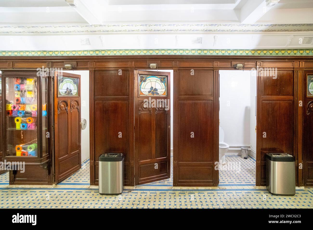 Francia, Parigi, Place de la Madeleine, bagni Lavatory Madeleine Art Nouveau Foto Stock