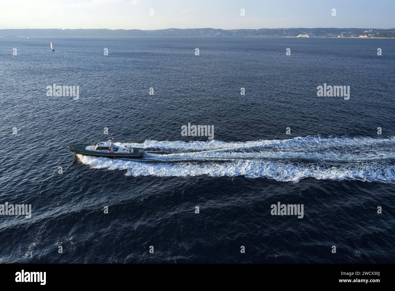 Francia, Bouches du Rhone, Marsiglia, 2nd arrondissement, Grand Port Maritime, partenza per la Corsica del traghetto la meridionale, barca pilota e la sua scia, la costa blu sullo sfondo Foto Stock