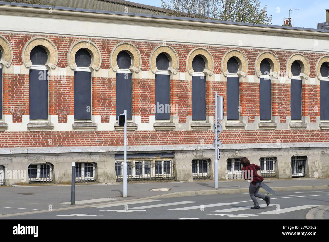 Francia, Nord, Dunkirk, attraversamento pedonale di fronte all'ex Bains Dunkerquois (1896) in stile moresco secondo i progetti degli architetti Louis Gilquin, Charles Boidin e Albert Baert con piscina, lavatoi, vasche da bagno... Foto Stock