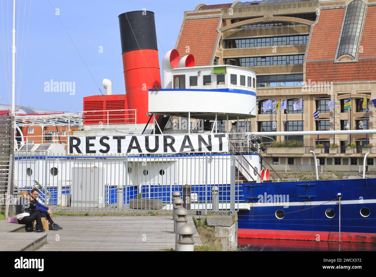 Francia, Nord, Dunkirk, bacino marino, il ristorante Princess Elizabeth (piroscafo a pale dal 1927 che ha partecipato all'operazione Dynamo nel 1940) con sullo sfondo la costruzione della Comunità Urbana di Dunkirk Foto Stock