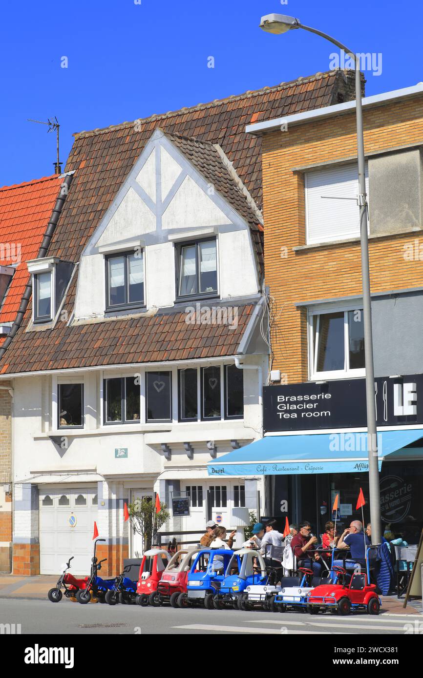 Francia, Nord, dintorni di Dunkerque, Bray-Dunes, terrazza di una brasserie con noleggio pedalò per bambini Foto Stock