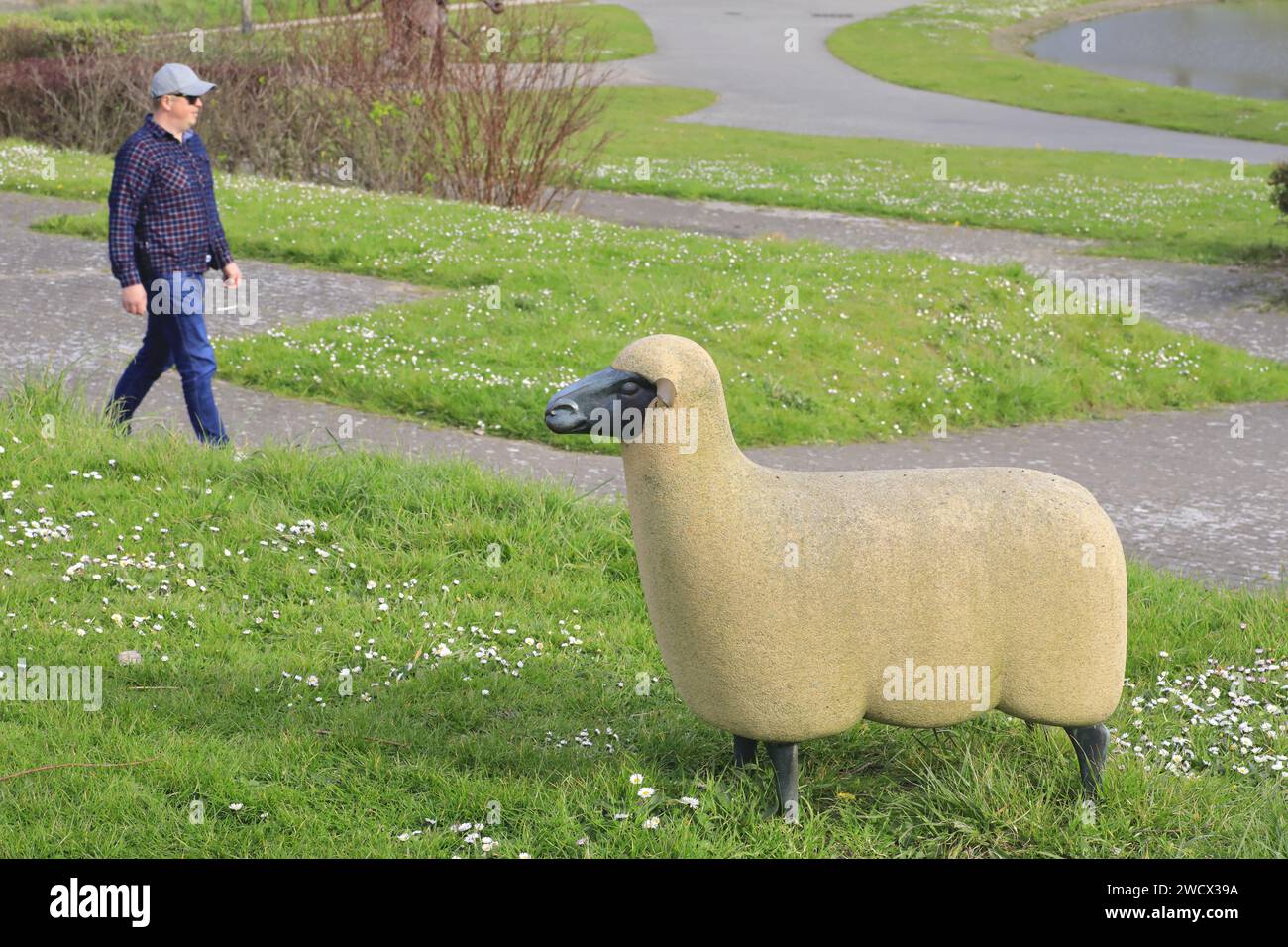 Francia, Nord, Dunkerque, giardino di scultura del LAAC (Lieu d’Art et Action Contemporaine), scultura raffigurante una pecora di Claude e Francois-Xavier Lalanne Foto Stock