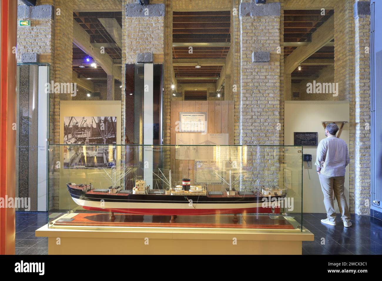 Francia, Nord, Dunkerque, Maritime and Port Museum: Modello, vecchie foto del porto, oggetti dei portuali... Foto Stock