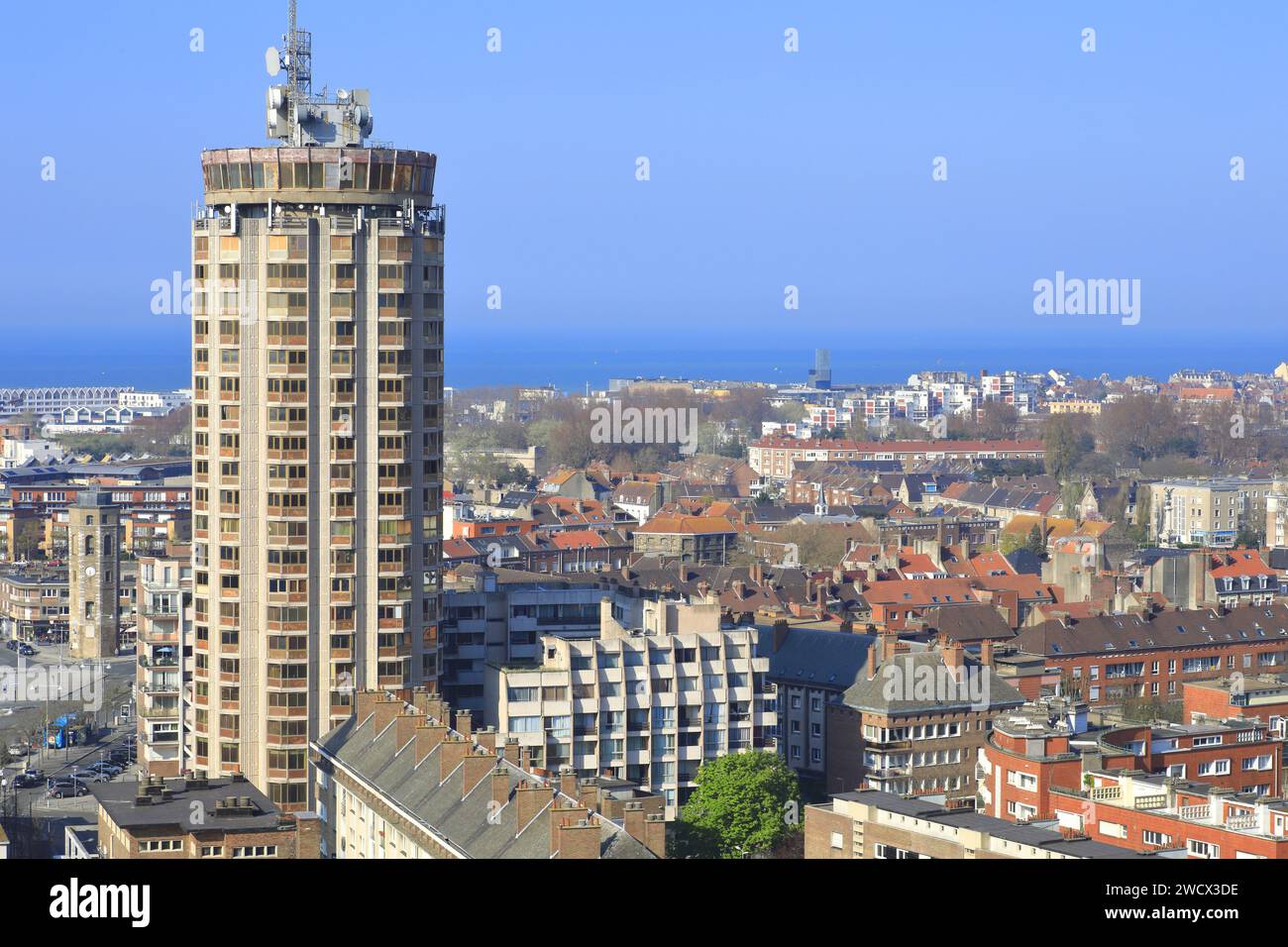 Francia, Nord, Dunkerque, vista dal Beffroi Saint-Éloi sulla Reuze Tower (1974) progettata dall'architetto belga Jacques Depelsenaire con Malo-les-Bains e il Mare del Nord sullo sfondo Foto Stock