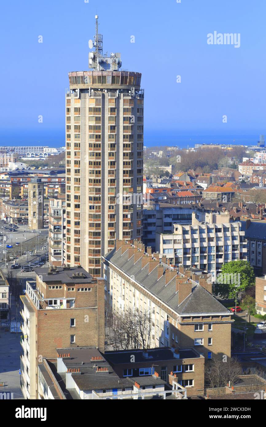 Francia, Nord, Dunkerque, vista dal Beffroi Saint-Éloi sulla Reuze Tower (1974) progettata dall'architetto belga Jacques Depelsenaire con Malo-les-Bains e il Mare del Nord sullo sfondo Foto Stock