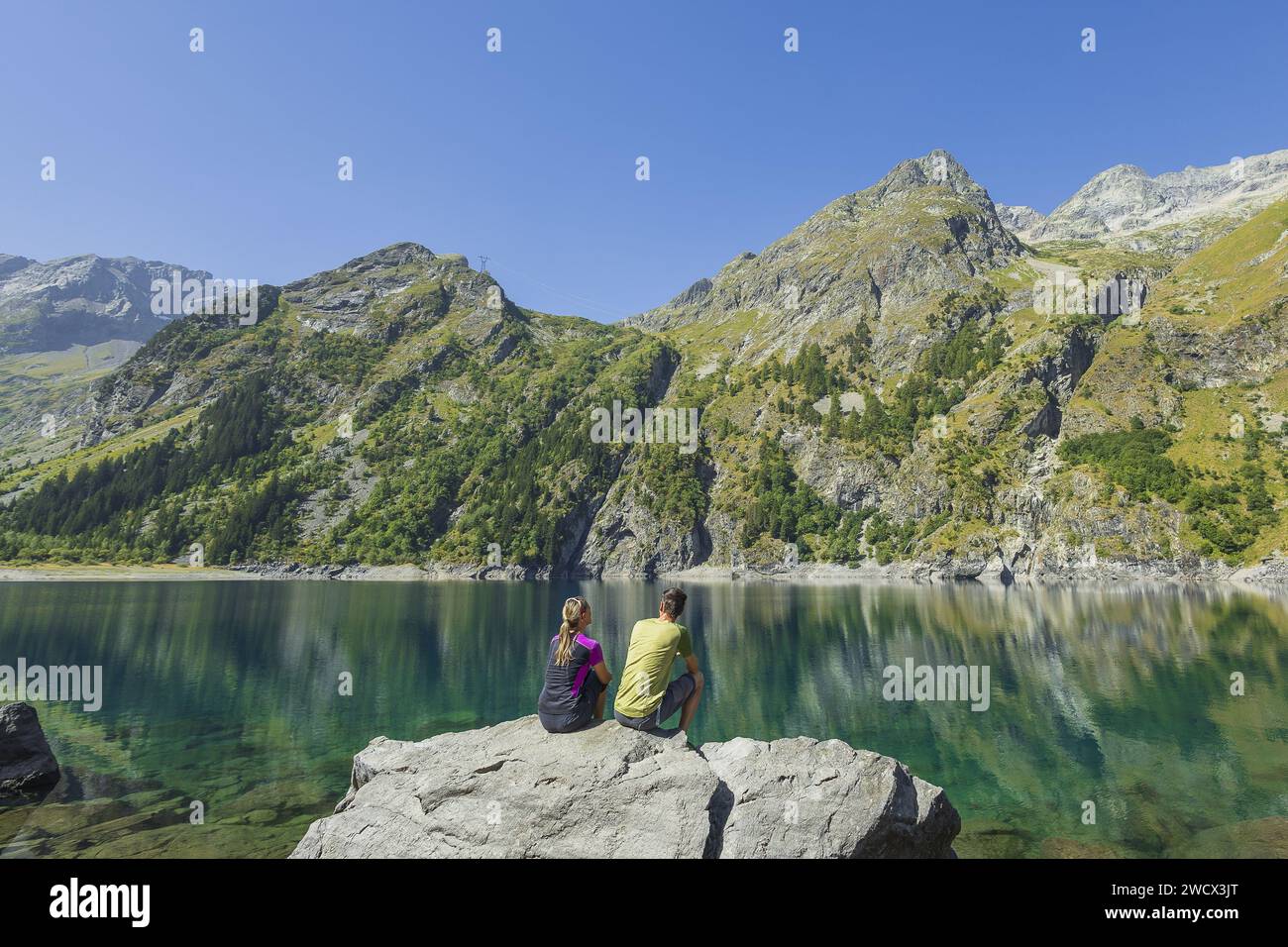 Francia, Isere (38), Bourg-d'Oisans, Lac du Lauvitel, il lago più grande del Parco Nazionale di Ecrins (alt: 1530 m) sul sentiero escursionistico GR 54, Tour di Oisans ed Ecrins Foto Stock