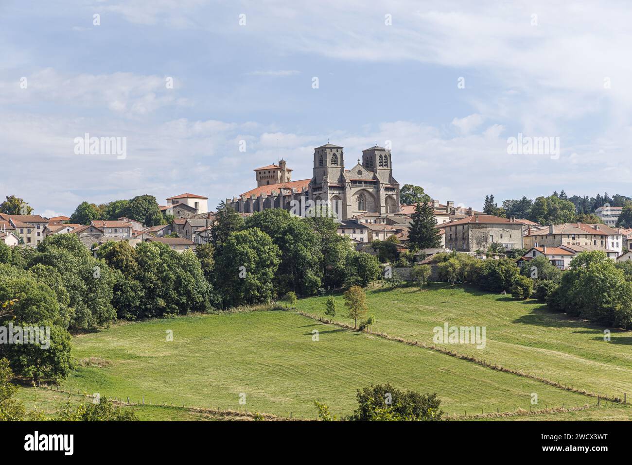 Francia, Haute Loire, la Chaise Dieu, il villaggio e la chiesa abbaziale di St Robert Foto Stock