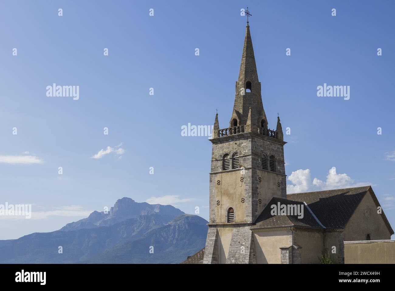Francia, Isere (38), la Matheysine (o altopiano di Matheysin), la Mure, Saint-Pierre-Julien Eymard Church, Obiou sullo sfondo Foto Stock