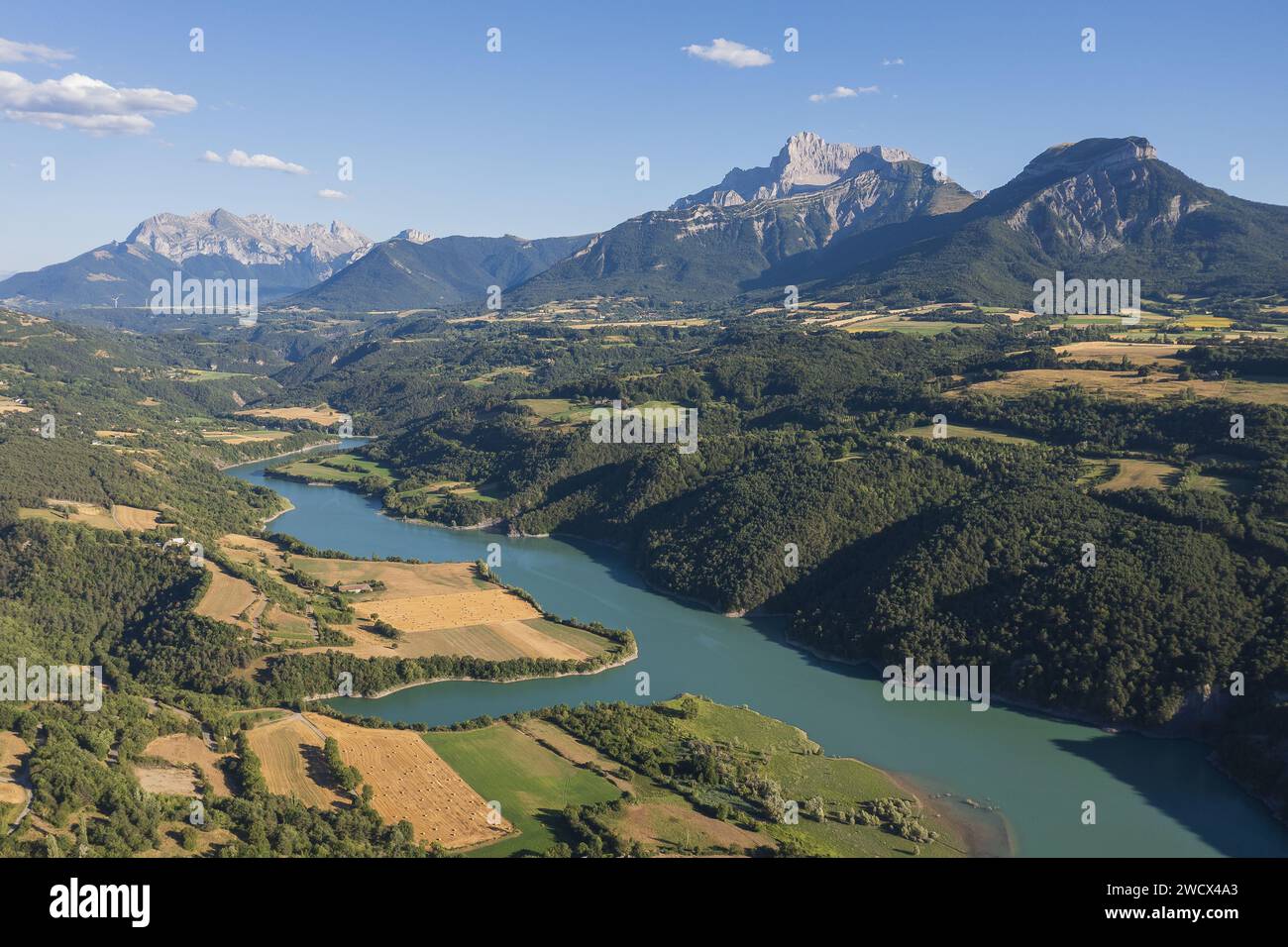 Francia, Isere, la regione della Matheysine (o altopiano matheysin), lago di Saint Pierre, Obiou e massiccio del Devoluy in background (vista aerea) Foto Stock