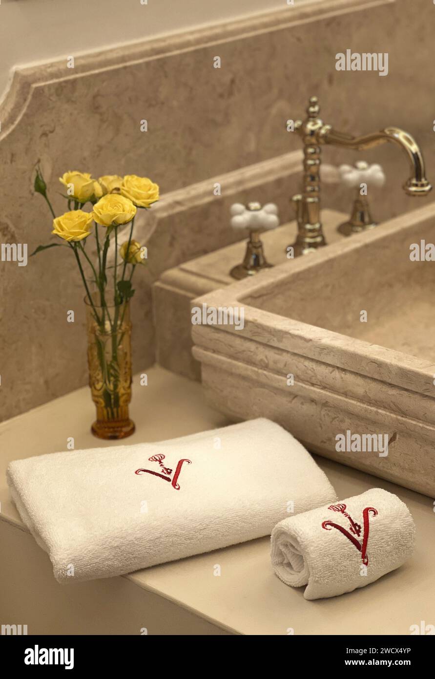 Portogallo, Alentejo, Melides, asciugamano decorato con il logo Vermelho, il boutique hotel del designer di scarpe Christian Louboutin, in un bagno di una suite Foto Stock