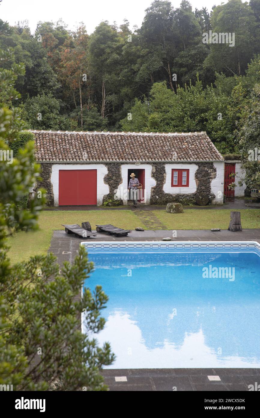 Portogallo, arcipelago delle Azzorre, isola di Terceira, casa di campagna in affitto con piscina a Quinta do Martelo, una vecchia fattoria trasformata in un complesso di ecoturismo rurale Foto Stock