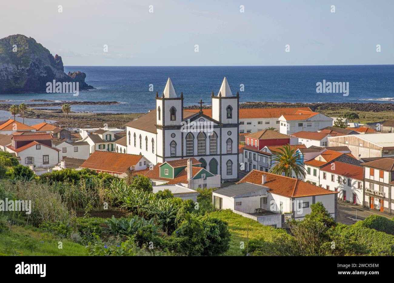 Portogallo, arcipelago delle Azzorre, isola di Pico, Lajes de Pico, vista dall'alto di questo villaggio con architettura coloniale di fronte all'oceano e alla chiesa della Santissima Trindade Foto Stock