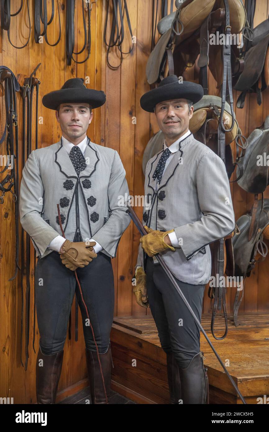 Spagna, Andalusia, Jerez de la Frontera, scuola reale andalusa di arte equestre, cavalieri in costume di Goyesque nella sala di chiusura delle stalle Foto Stock