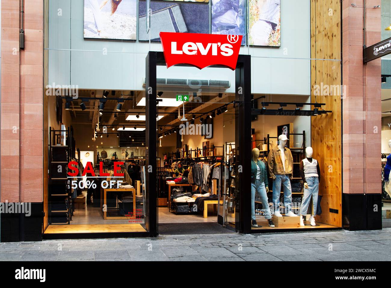 Levis Shop front a Princesshay Exeter Regno Unito, durante le vendite di gennaio con "fino al 50% di sconto" in rilievo sul finestrino anteriore Foto Stock