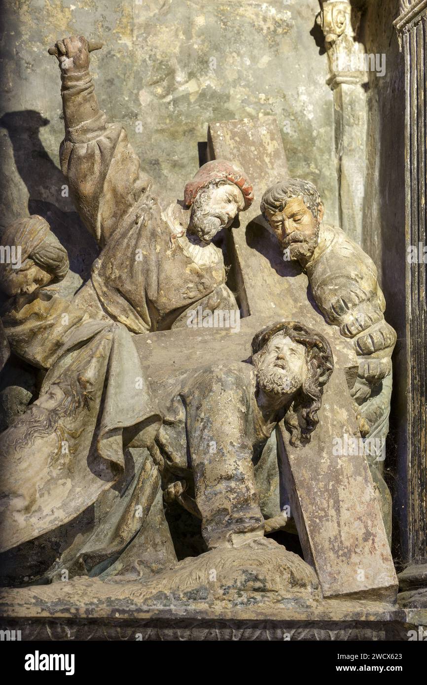Francia, Mosa, Vigneulles les Hattonchatel, chiesa collegiale di Saint Maur costruita tra il XV e il XVI secolo in stile gotico, una delle prime opere dello scultore Ligier Richer, particolare della pala d'altare in stile rinascimentale realizzata nel 1523 in pietra policroma della regione della Mosa che rappresenta una delle scene della passione di Cristo, il trasporto della Croce Foto Stock Francia, Mosa, Vigneulles les Hattonchatel, chiesa collegiale di Saint Maur costruita tra il XV e il XVI secolo in stile gotico, una delle prime opere dello scultore Ligier Richer, particolare della pala d'altare in stile rinascimentale realizzata nel 1523 in pietra policroma della regione della Mosa che rappresenta una delle scene della passione di Cristo, il trasporto della Croce Foto Stock