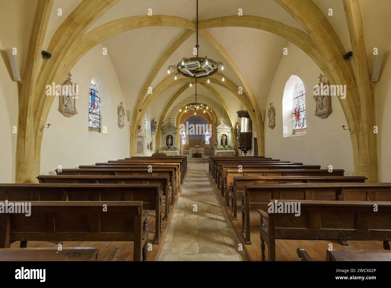 Francia, Meurthe et Moselle, zona di Saintois, Forcelles Saint Gorgon, chiesa della conversione di San Paolo, le parti più antiche sono state costruite in stile romanico nel XII secolo, la navata è stata ricostruita in stile gotico nel XVI secolo, vetrate colorate realizzate nel 1895 dal maestro vetraio di Nancy Emile Richard, la navata e il coro Foto Stock