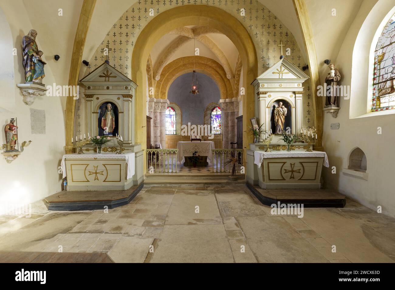 Francia, Meurthe et Moselle, zona di Saintois, Forcelles Saint Gorgon, chiesa della conversione di San Paolo, le parti più antiche sono state costruite in stile romanico nel XII secolo, la navata è stata ricostruita in stile gotico nel XVI secolo, vetrate colorate realizzate nel 1895 dal maestro vetraio di Nancy Emile Richard, il coro e la coro romanico Foto Stock