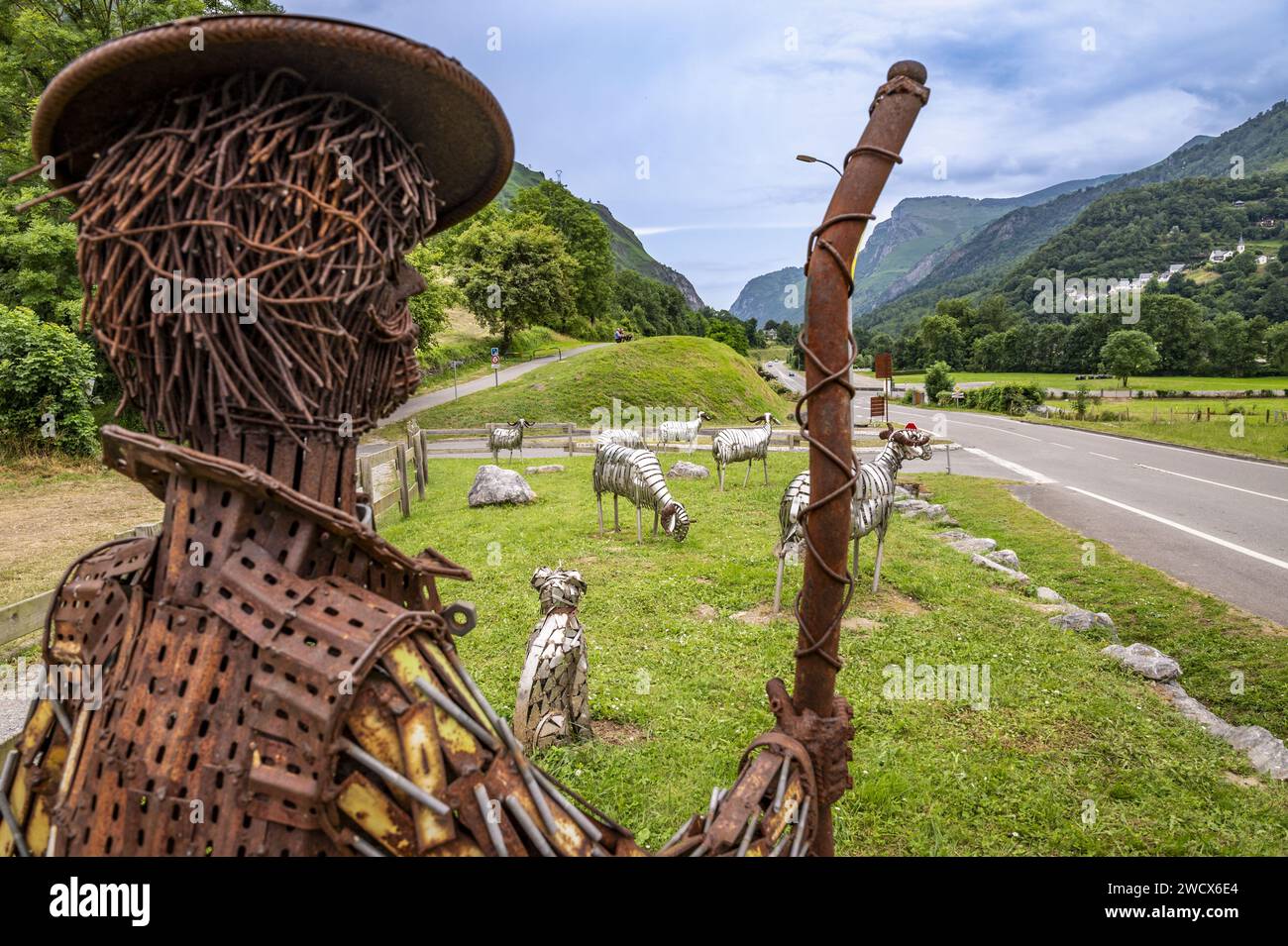 Francia, Pirenei Atlantici, Béarn, valle dell'Ossau, scultura pastorale dell'artista André Debru Costes Gozon (2015) Foto Stock
