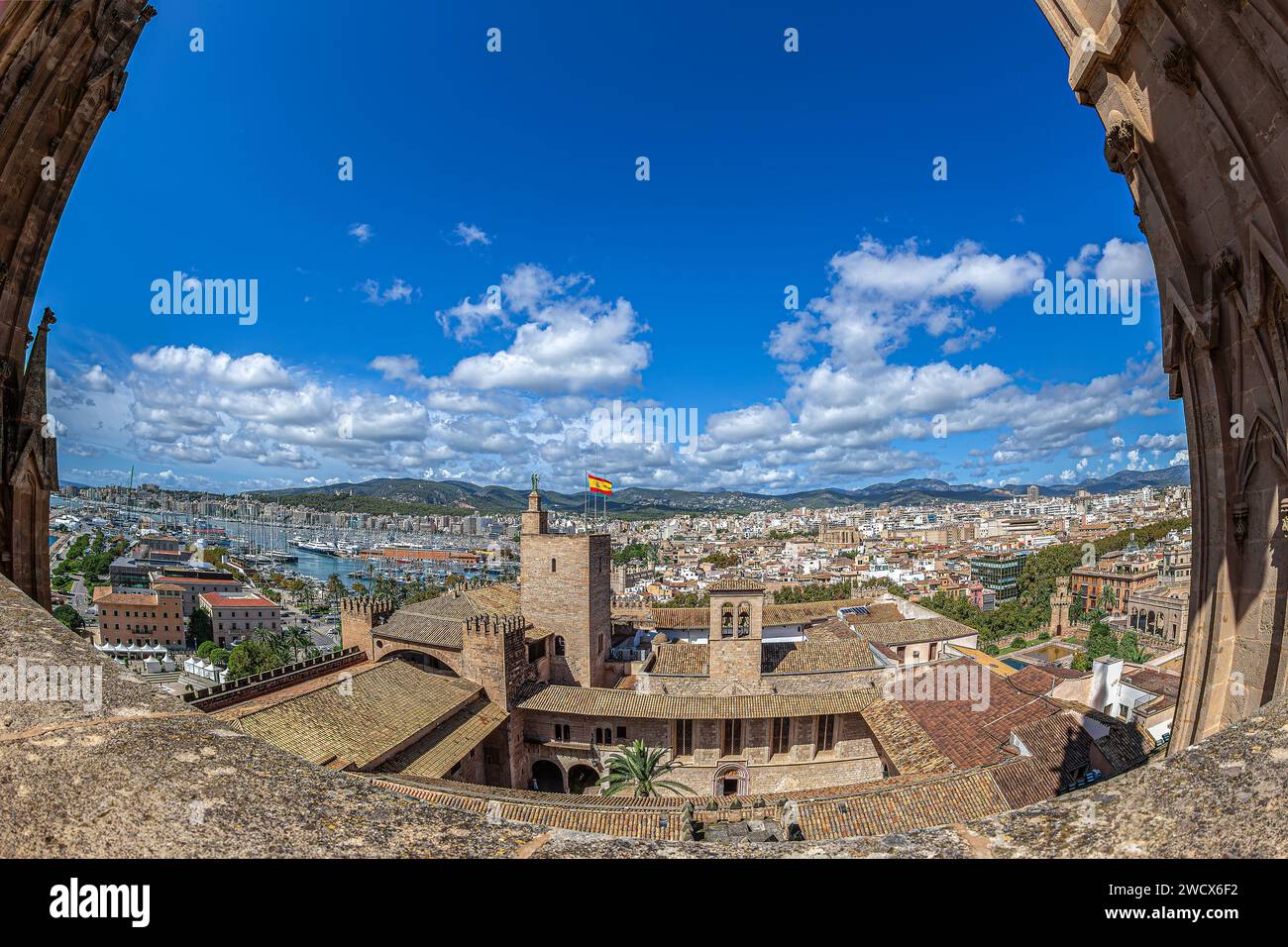 Vista dalla terrazza della cattedrale medievale di Santa Maria di Palma del tetto del Palazzo reale di la Almudaina. Foto Stock