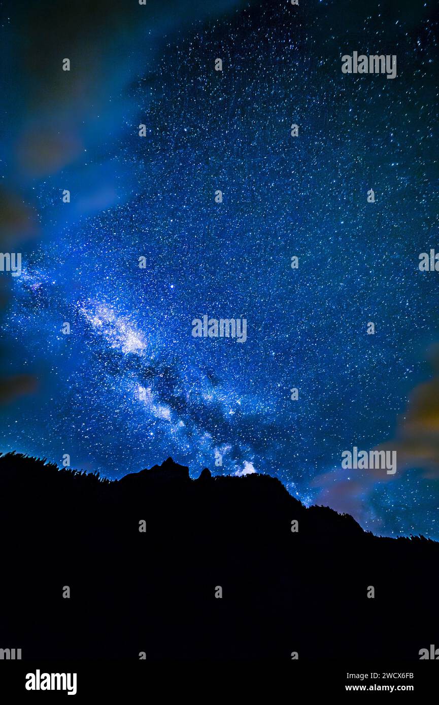 Francia, Pirenei Atlantici, Béarn, valle dell'Ossau, Parco Nazionale dei Pirenei, cielo stellato sopra il PIC du Midi d'Ossau, altopiano Bious-Artigues Foto Stock