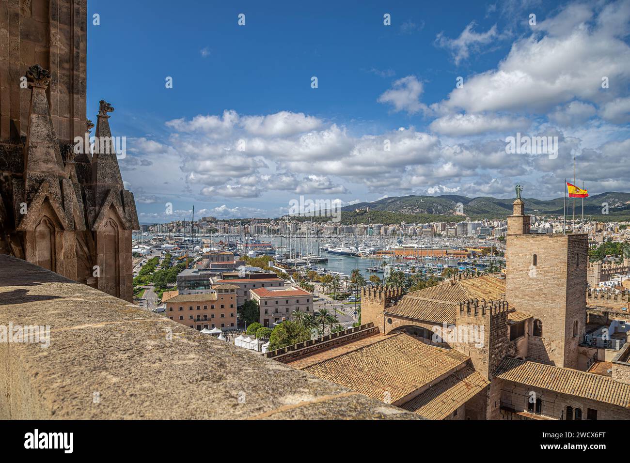 Vista dalla terrazza della cattedrale medievale di Santa Maria di Palma del tetto del Palazzo reale di la Almudaina. Foto Stock