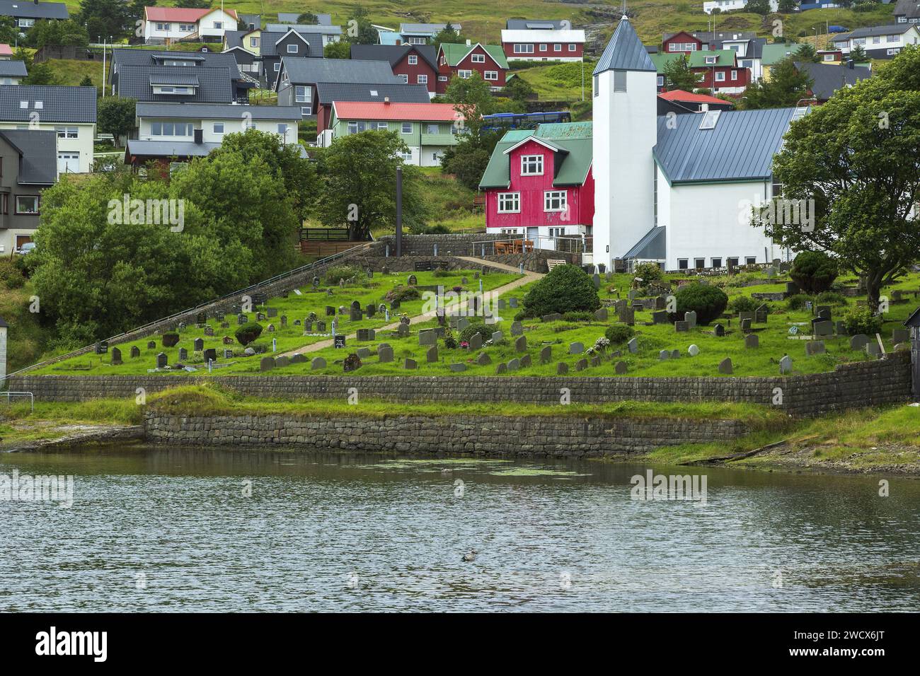 Danimarca, Isole Faroe, isola di Streymoy, Vestmanna, chiesa e cimitero Foto Stock Danimarca, Isole Faroe, isola di Streymoy, Vestmanna, chiesa e cimitero Foto Stock