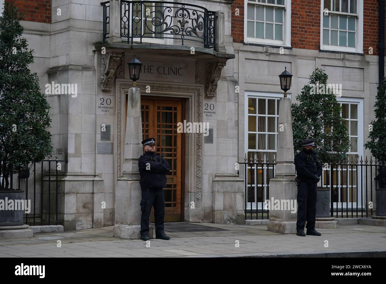 Agenti di polizia fuori dalla London Clinic, nel centro di Londra, dove la principessa del Galles si sta riprendendo dopo aver subito un intervento chirurgico addominale di successo, Kensington Palace ha annunciato. Il Palazzo si rifiutò di confermare per cosa Kate fosse stata trattata, ma confermò che la condizione non era cancerosa. Data foto: Mercoledì 17 gennaio 2024. Foto Stock