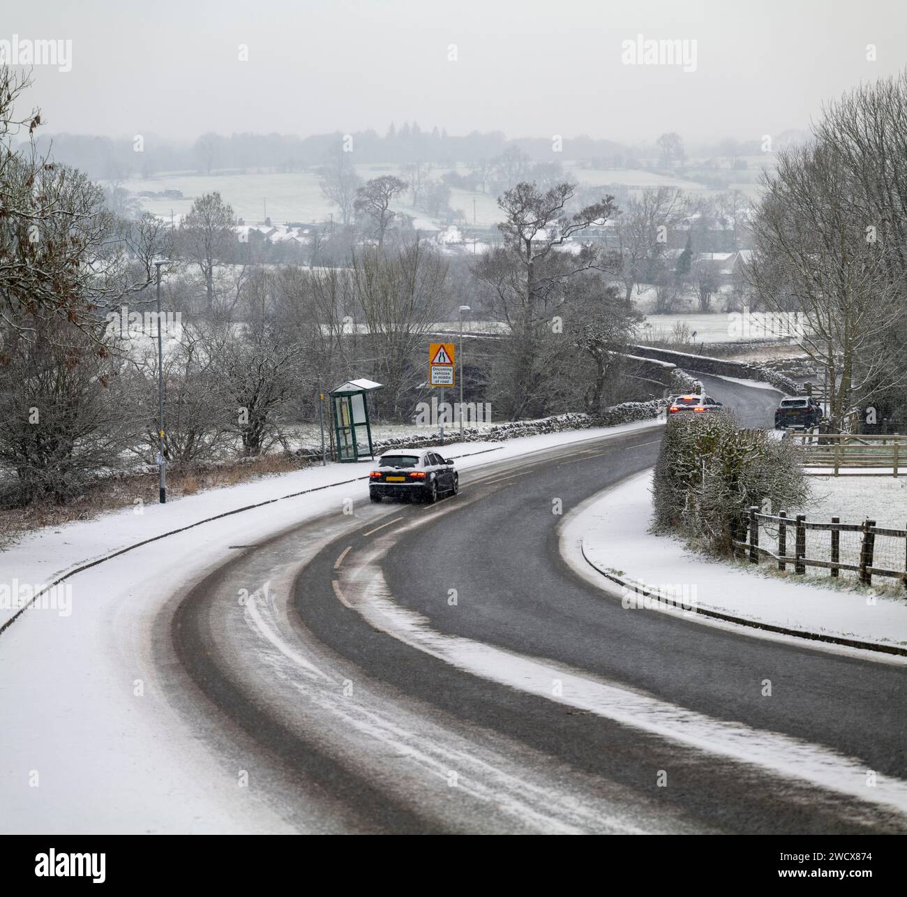 Condizioni di guida invernali per gli automobilisti nella Ribble Valley, Lancashire, Regno Unito. Foto Stock