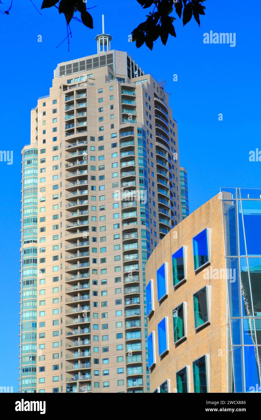 Australia, nuovo Galles del Sud, Sydney, in primo piano il Dr Chau Chak Wing Building (2014) progettato dall'architetto Frank Gehry per la University of Technology Sydney (UTS) e sullo sfondo un edificio di appartamenti Foto Stock