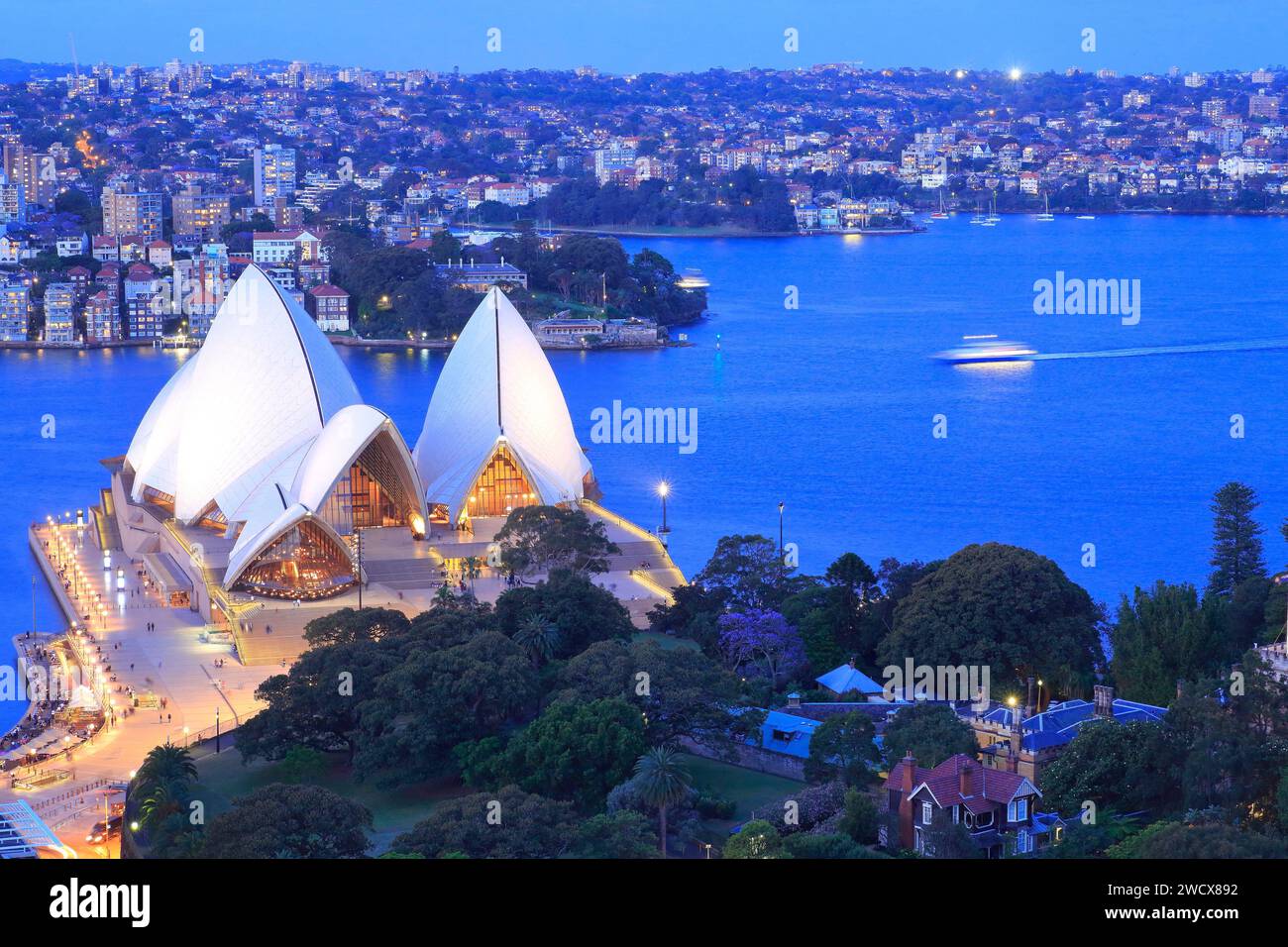 Australia, nuovo Galles del Sud, Sydney, vista di Bennelong Point e dell'Opera House (Sydney Opera House) progettata dal Dane Jørn Utzon con Sydney North sullo sfondo Foto Stock