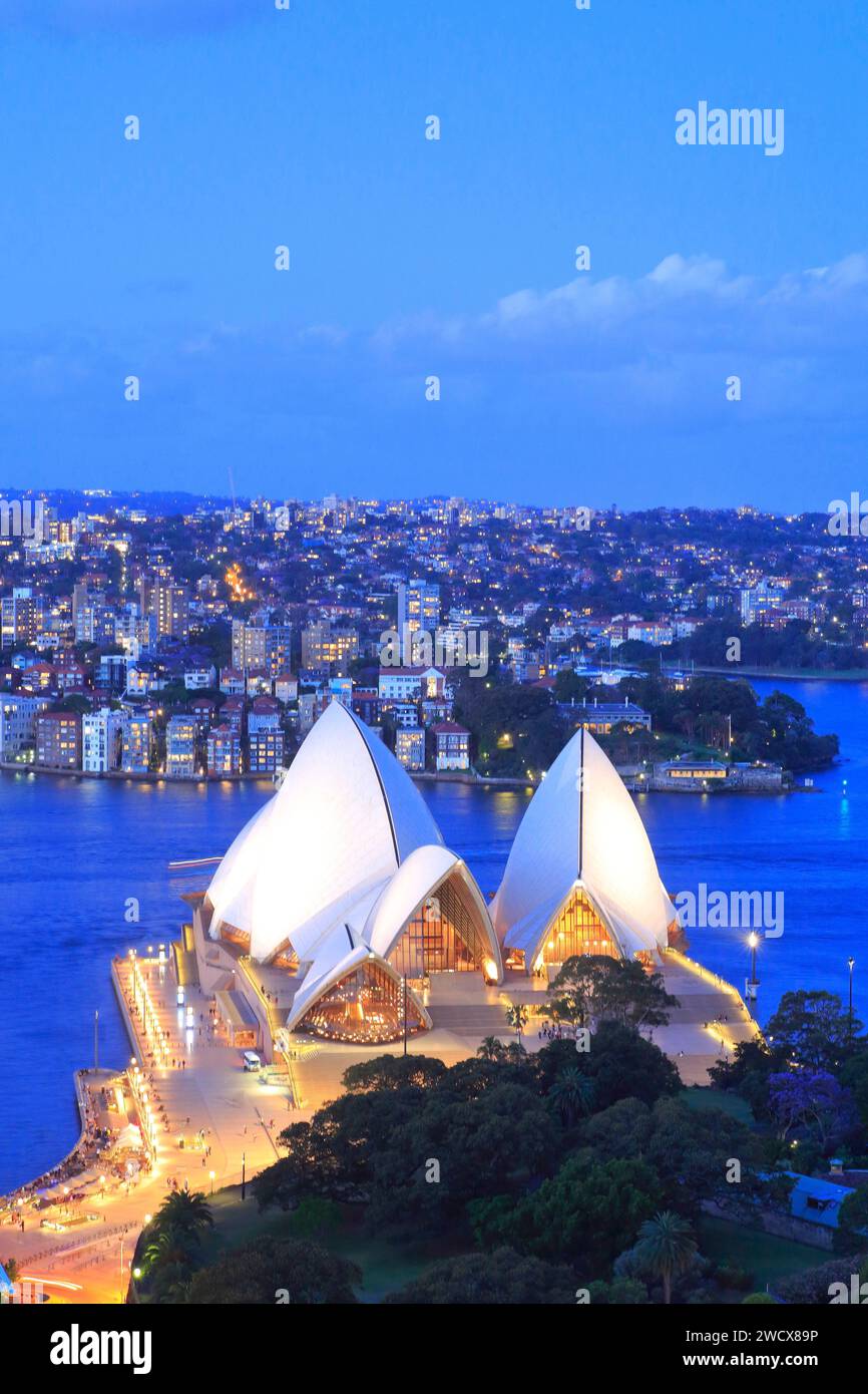 Australia, nuovo Galles del Sud, Sydney, vista di Bennelong Point e dell'Opera House (Sydney Opera House) progettata dal Dane Jørn Utzon con Sydney North sullo sfondo Foto Stock