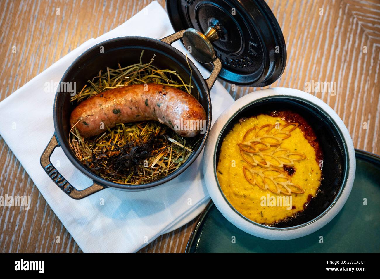 Francia, alta Savoia, massiccio del Monte bianco, Chamonix, Hôtel du Mont Blanc, 5 stelle, il cuoco Mickey Bourdillat prepara la sua ricetta di polenta al ristorante le Matafan Foto Stock