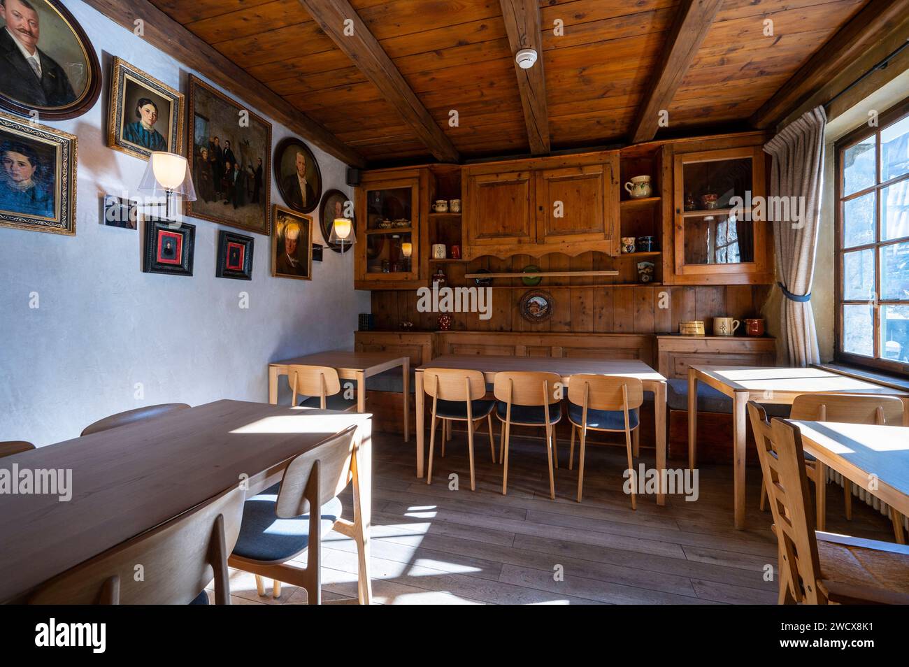 Francia, alta Savoia, Megeve, architetto Henry Jacques le Meilleur, l'hotel Au Coin du feu riarredato dal nuovo proprietario con mobili originali dell'architetto, il soggiorno, una sala da pranzo Foto Stock