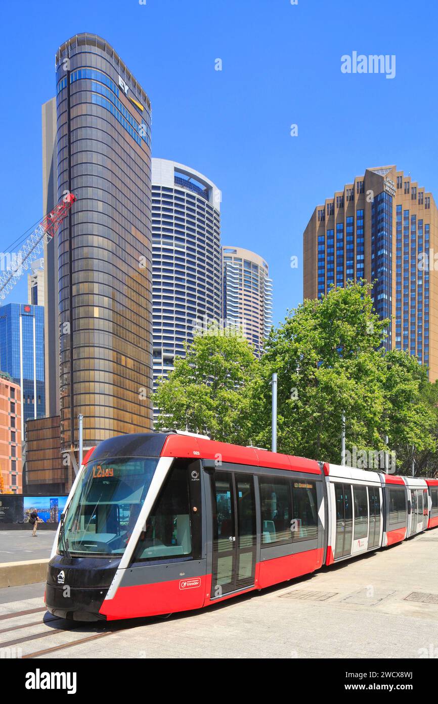 Australia, New South Wales, Sydney, Central Business District (CBD), Alfred Street, tram con EY Center e Four Seasons Hotel sullo sfondo Foto Stock