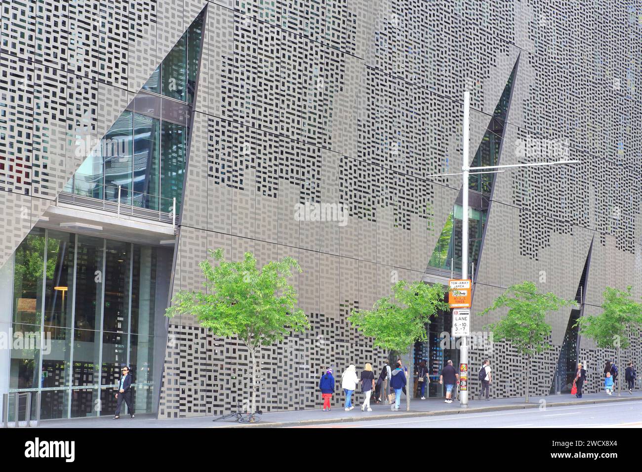 Australia, New South Wales, Sydney, Broadway, UTS (University of Technology) Broadway Building, Facoltà di Ingegneria e IT Building (Building 11) dello studio di architettura Denton Corker Marshall, pedoni che camminano lungo l'edificio Foto Stock