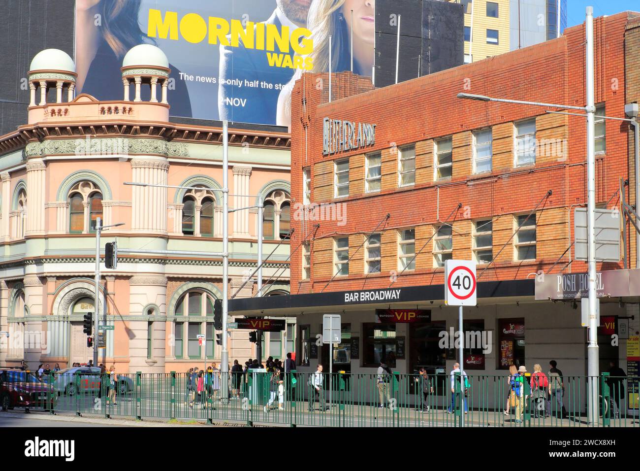 Australia, nuovo Galles del Sud, Sydney, quartiere Chippendale, intersezione tra Broadway e Regent Street, Bar Broadway e sullo sfondo l'edificio Old Bank of New South Wales risalente agli anni '1860 Foto Stock