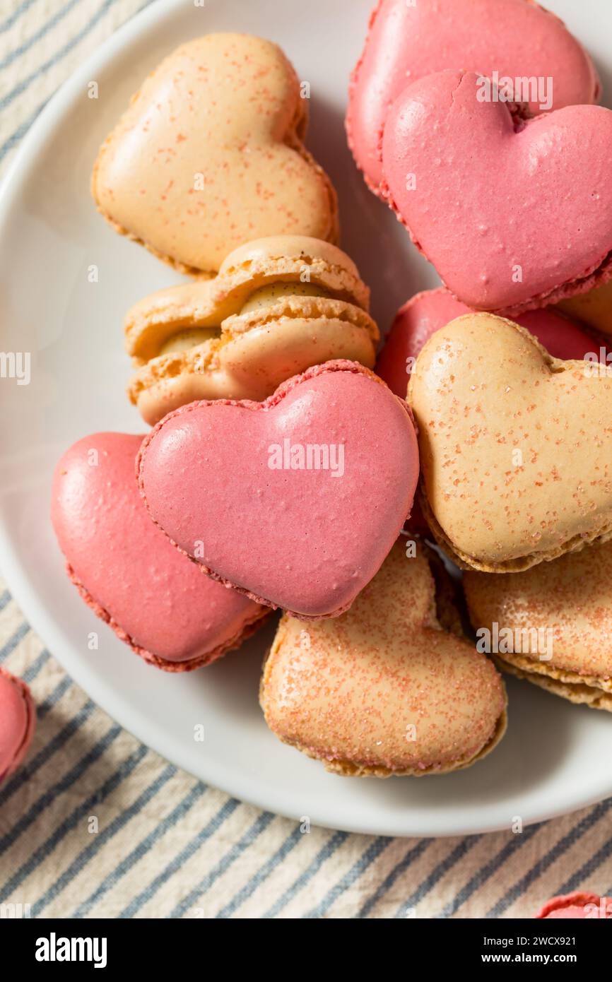 Macaron a forma di cuore di San Valentino con ripieno di crema Foto Stock