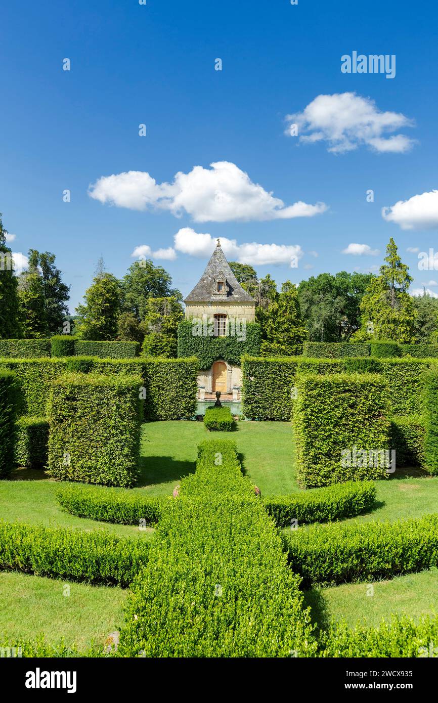 Francia, Dordogna, Perigord Noir, Salignac eyvigues, i giardini del Manoir d'Eyrignac etichettati Jardins Remarquables (giardini notevoli) ricomposti nel XX secolo sulla base di giardini italiani del Rinascimento, giardini A la Francaise del XVIII secolo, giardini medievali con giardini in stile country alla periferia, costruzione esterna del maniero e del jardin à la Francaise Foto Stock