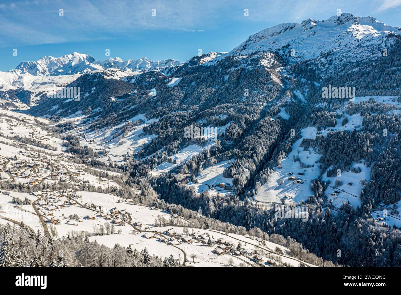 Francia, Auvergne-Rhône-Alpes, Savoia (dipartimento 73), Hauteluce, paesaggio invernale sulla neve, Monte bianco sullo sfondo (vista aerea) Foto Stock