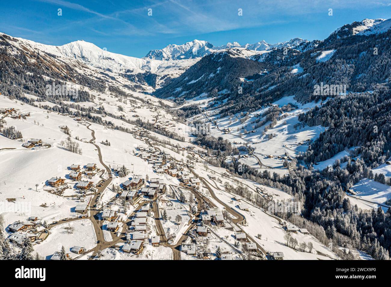 Francia, Auvergne-Rhône-Alpes, Savoia (dipartimento 73), Hauteluce, paesaggio invernale sulla neve, Monte bianco sullo sfondo (vista aerea) Foto Stock