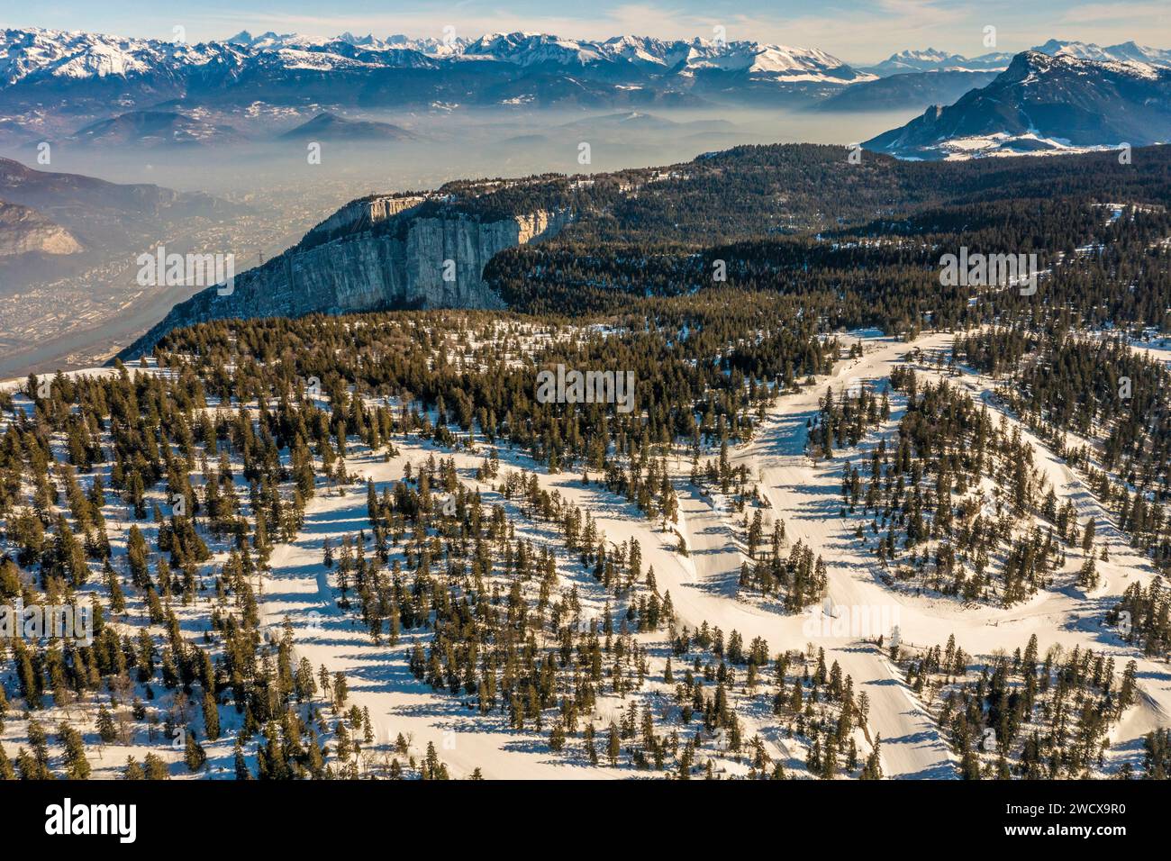 Francia, Isere, Massif du Vercors, vue aérienne de la station de Sports d'hiver de Lans-en-Vercors (vista aerea) Foto Stock