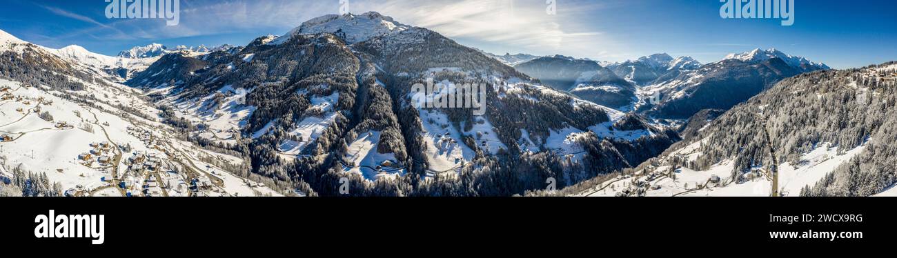 Francia, Alvernia-Rhône-Alpes, Savoia (dipartimento 73), alta montagna, paesaggio invernale sulla neve, Monte bianco sullo sfondo, vista panoramica (vista aerea) Foto Stock