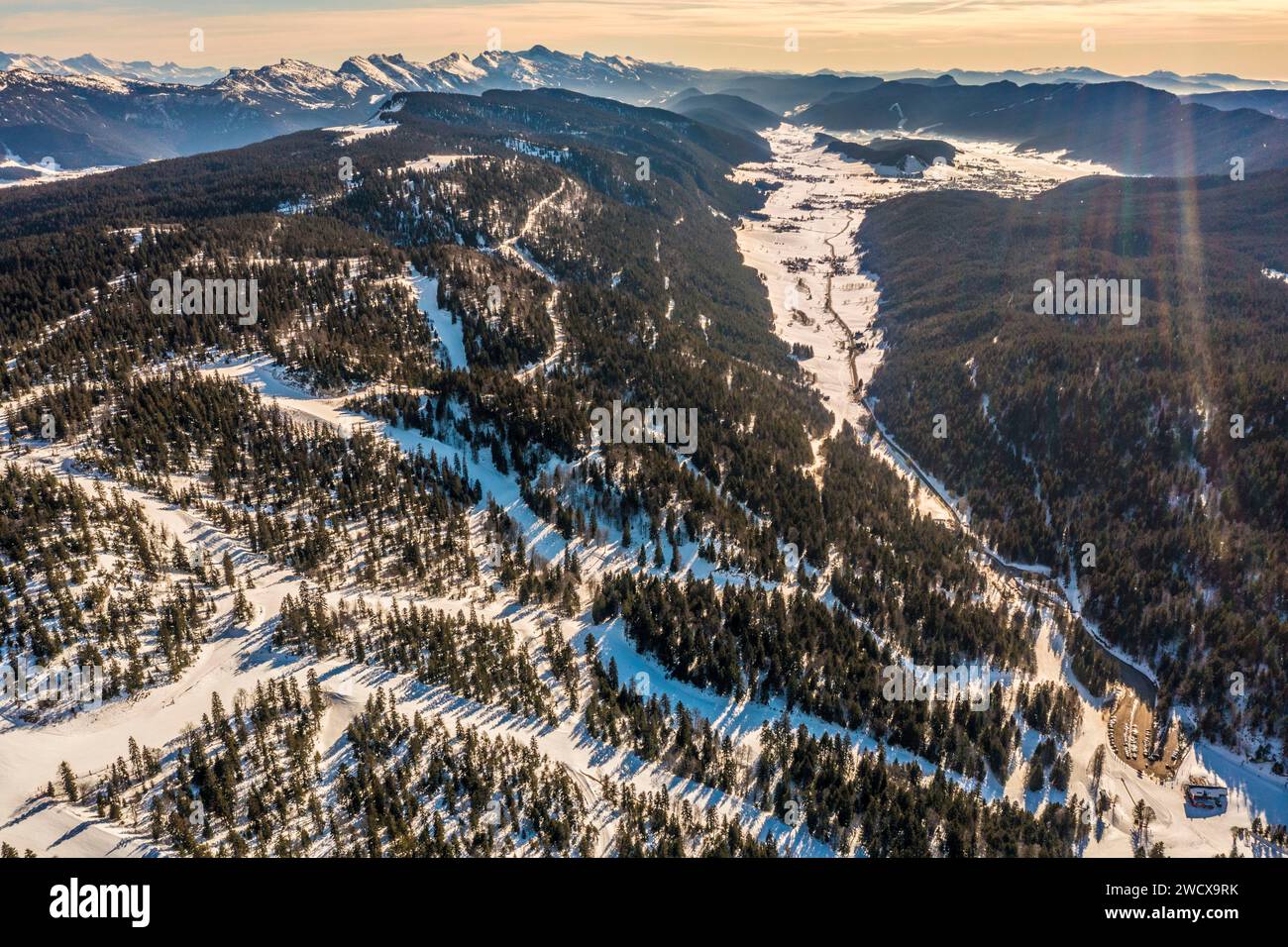 Francia, Isere, Massif du Vercors, vue aérienne de la station de Sports d'hiver de Lans-en-Vercors (vista aerea) Foto Stock