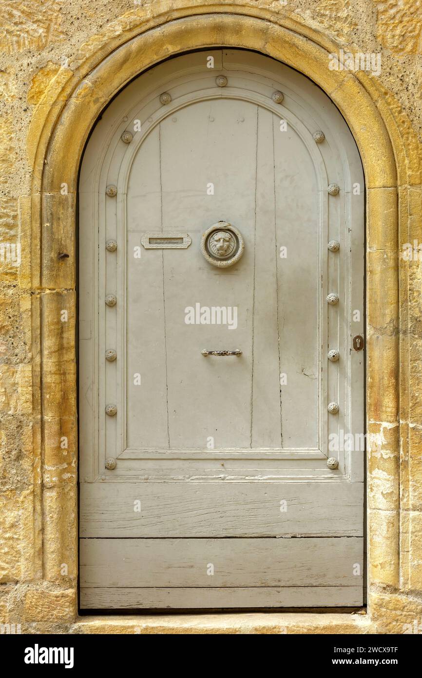 Francia, Dordogne, Perigord Noir, Valle della Dordogna, Sarlat la Caneda, porta di una casa nel centro storico dichiarato Patrimonio dell'Umanità dall'UNESCO Foto Stock