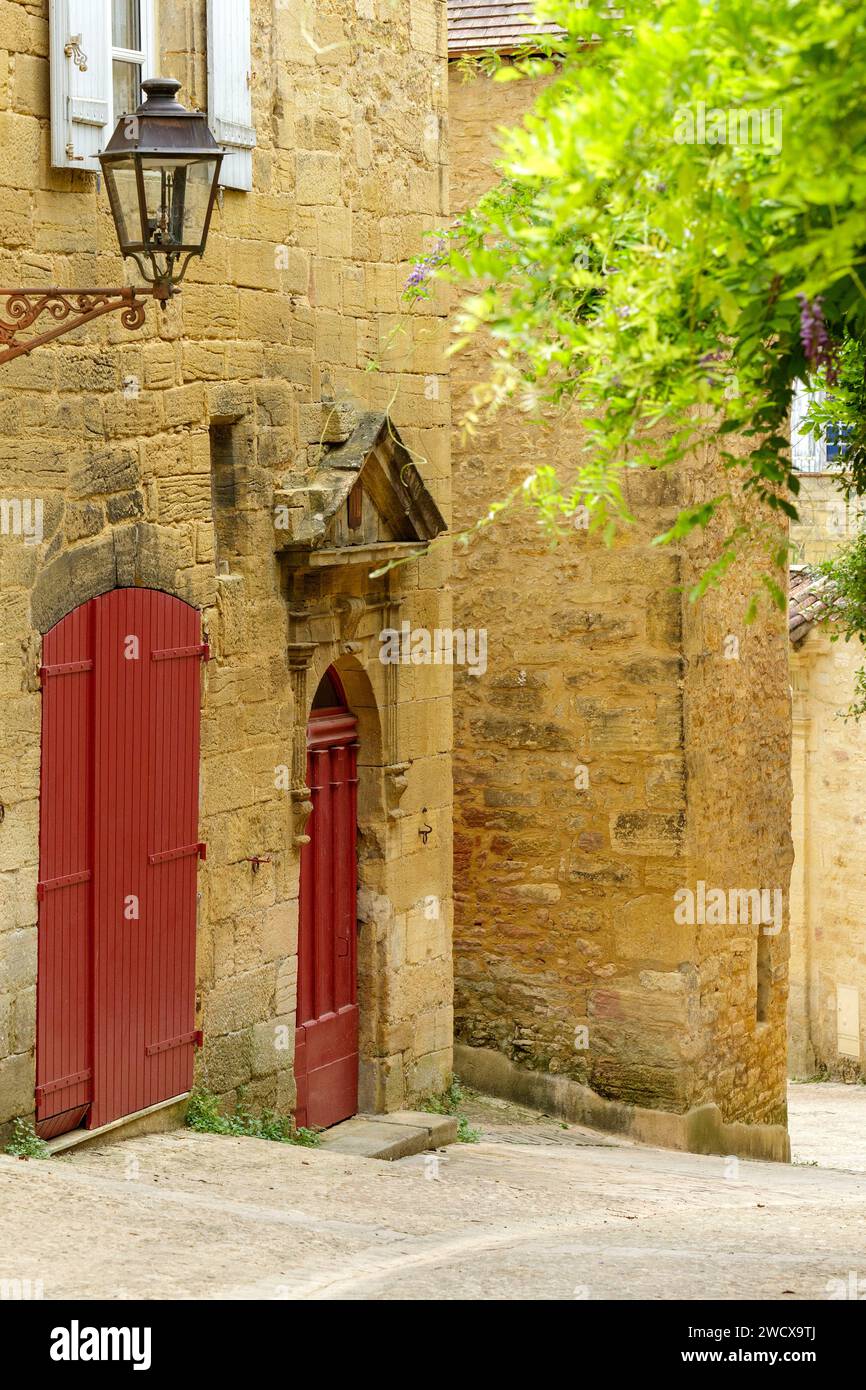 Francia, Dordogne, Perigord Noir, Valle della Dordogna, Sarlat la Caneda, facciata di una casa tradizionale nel centro storico dichiarato Patrimonio dell'Umanità dall'UNESCO Foto Stock