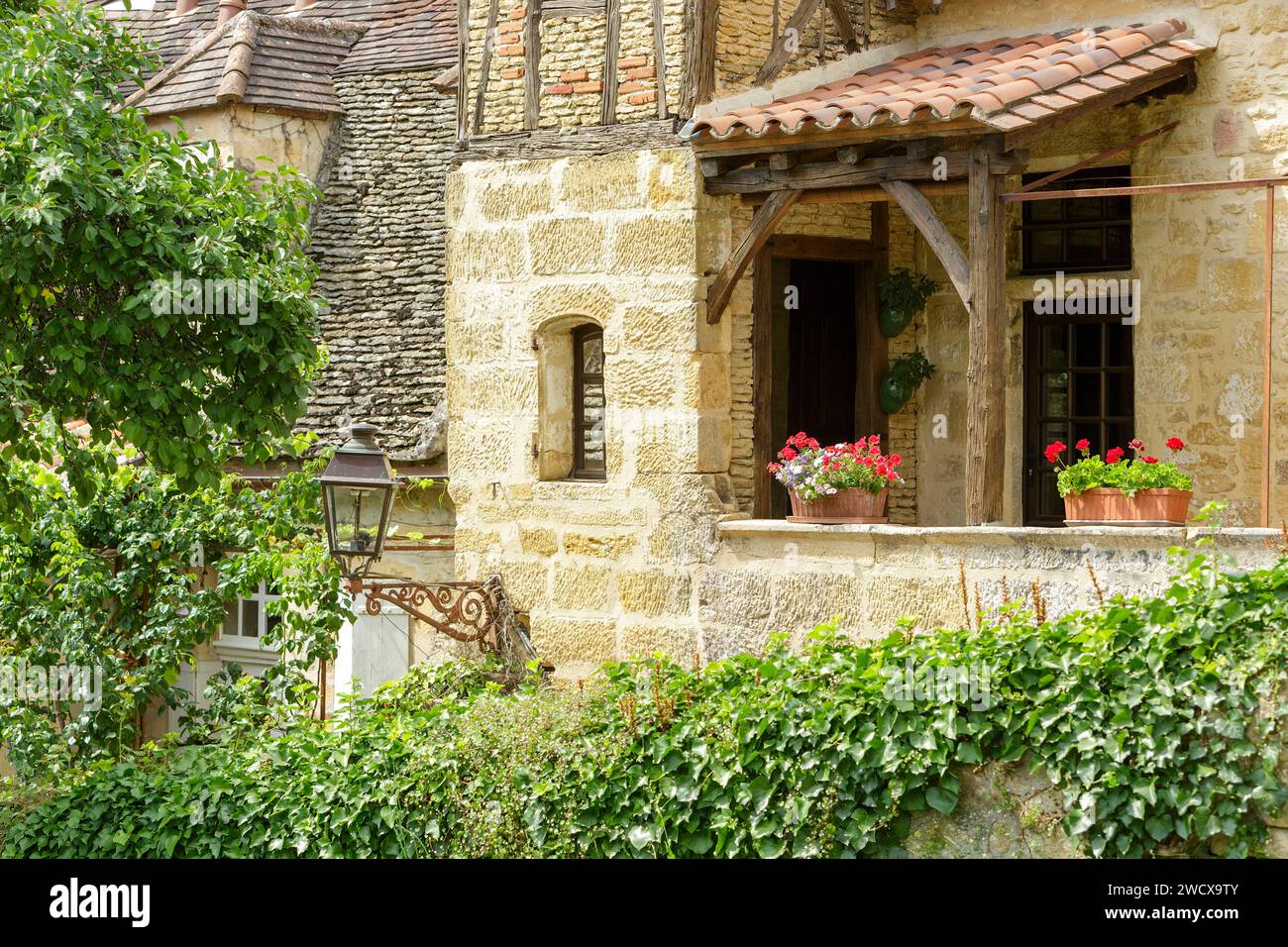 Francia, Dordogne, Perigord Noir, Valle della Dordogna, Sarlat la Caneda, casa tradizionale costruita tra il XVI e il XVII secolo, situata nel centro storico dichiarato Patrimonio dell'Umanità dall'UNESCORue Montaigne Foto Stock