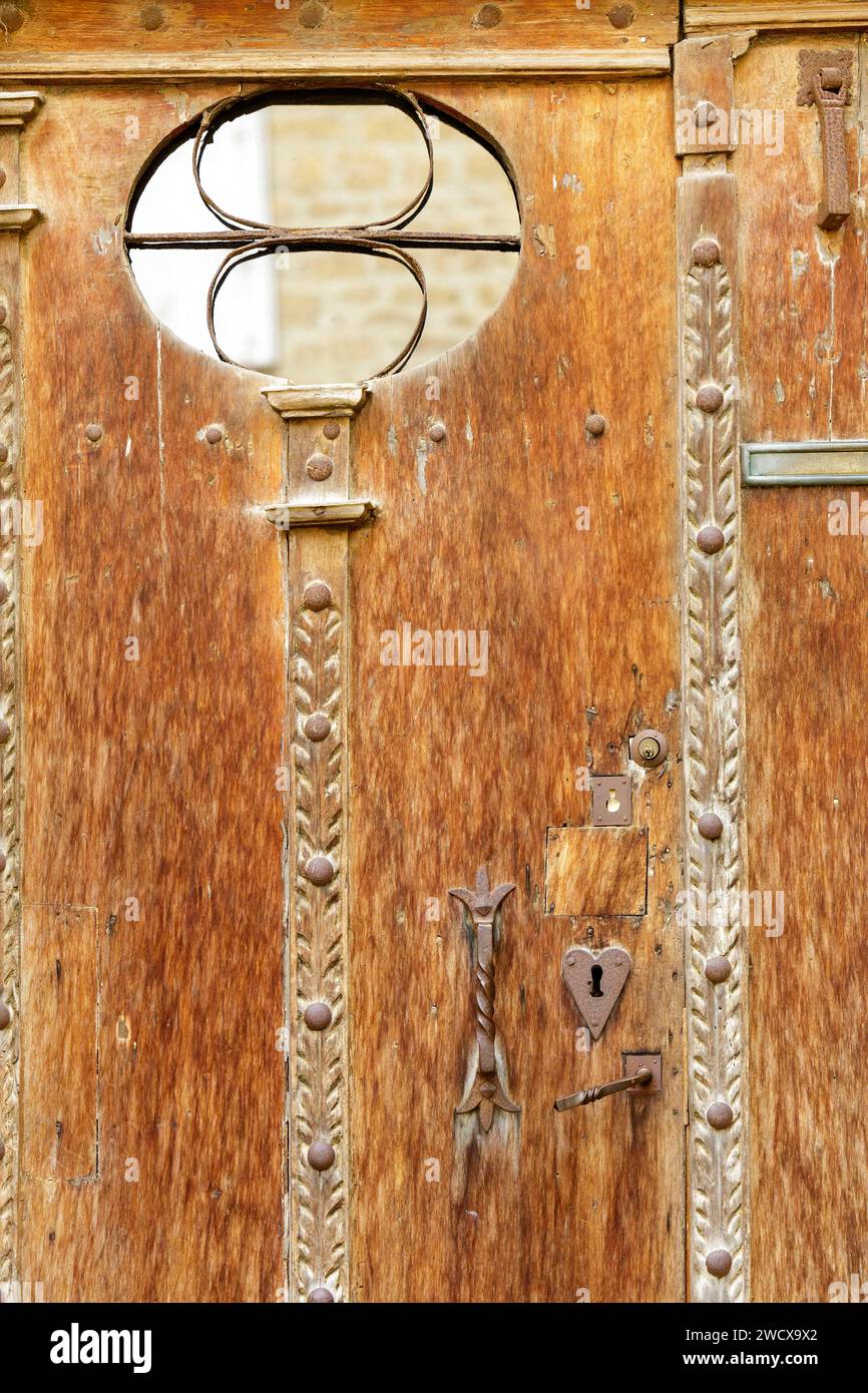 Francia, Dordogne, Perigord Noir, Valle della Dordogna, Sarlat la Caneda, dettaglio della porta di una casa tradizionale nel centro storico, dichiarato Patrimonio dell'Umanità dall'UNESCO, con una serratura a forma di cuore Foto Stock