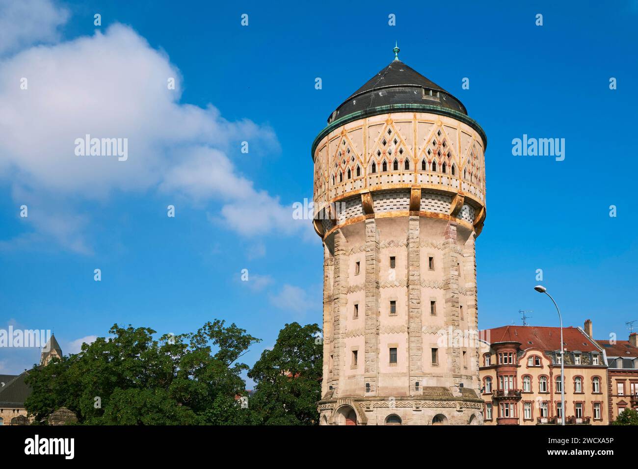 Francia, Mosella, Metz, quartiere imperiale, l'antica torre d'acqua della stazione che forniva acqua alle locomotive a vapore riconoscibili dalla sua policromia, dalla sua forma e dallo splendido balcone con balaustre che la circonda Foto Stock